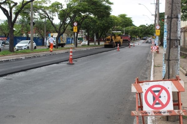 Obras na avenida Babita Camargos acontecem durante o dia