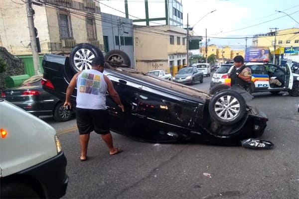 Motorista tem mal súbito e capota veículo