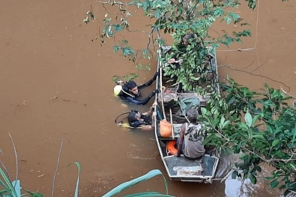 Bombeiros retomam buscas por vítimas de queda de caminhão