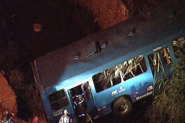 Ônibus perde os freios e cai em córrego