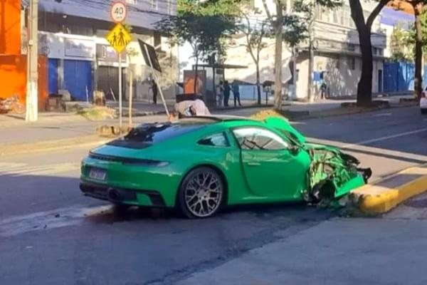 Porsche 911 bate forte e deixa cinco feridos em Belo Horizonte.