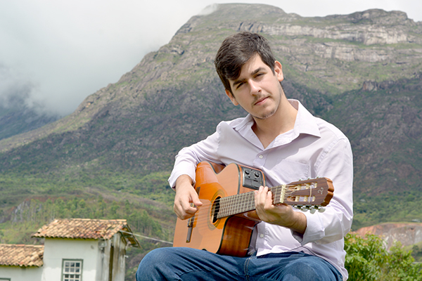 Felipe Bedetti recebe Rubinho do Vale em show em Contagem