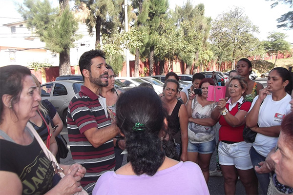 Terceirizados protestam na Seduc e na porta da prefeitura