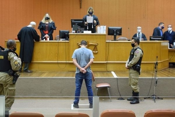 Homem é condenado a mais de 19 anos de prisão por feminicídio