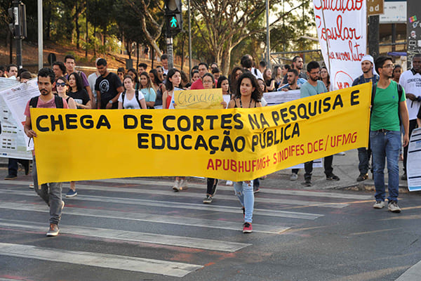 Neste Dia do Professor, UFMG participa de tuitaço pela educação 