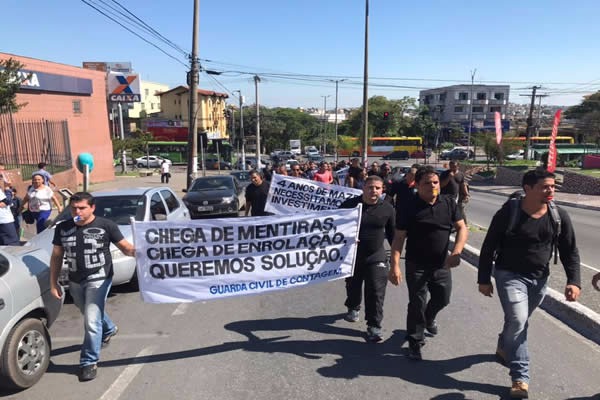 Guardas civis protestam contra baixos salários, em Contagem