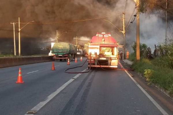 Incêndio em depósito de recicláveis trava trânsito na Via Expressa em Contagem