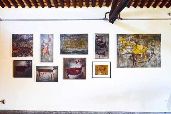 Painéis de pintura rupestre estão expostos próximo à gruta, em Sete Lagoas