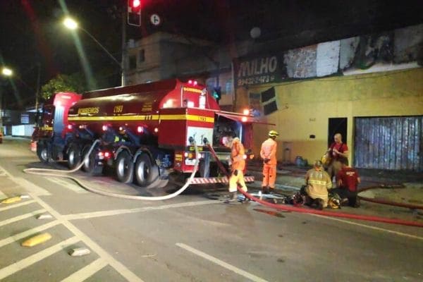 Animais morrem em incêndio em depósito de rações em Contagem