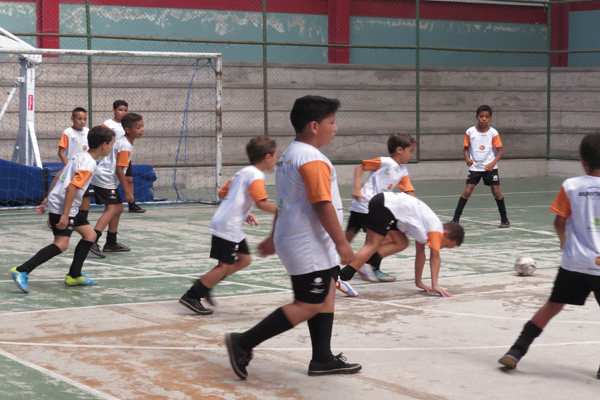 Estão abertas vagas para aulas de futsal e vôlei
