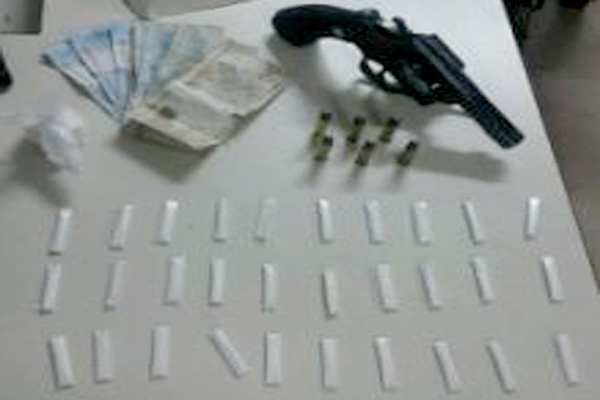 PM apreende arma e cocaína no Jardim Laguna