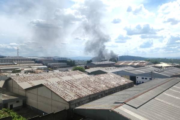 Incêndio atinge galpão de fábrica de plástico no Jardim Piemonte