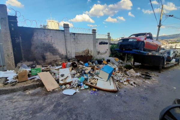 Moradores do bairro Bandeirantes reclamam de bota-fora