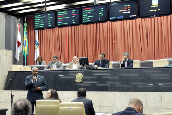 PL de regulamentação de terceirizados é retirado de pauta na CMC