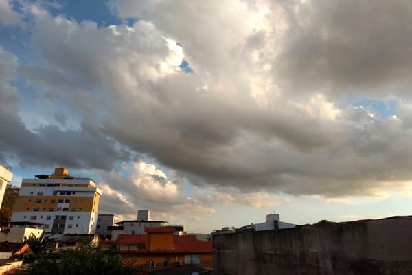 Semana inicia com pancadas de chuva isolada