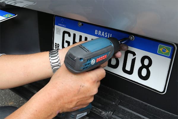 Despachantes e proprietários reclamam dos preços abusivos das placas veiculares em Contagem