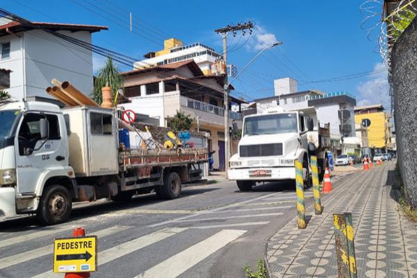 Obra interrompe via e Transcon não controla o trânsito