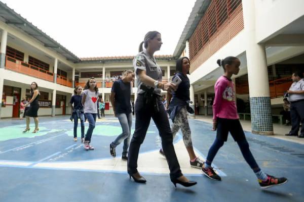 Tribunal de Contas de Minas suspende expansão das escolas cívico-militares 