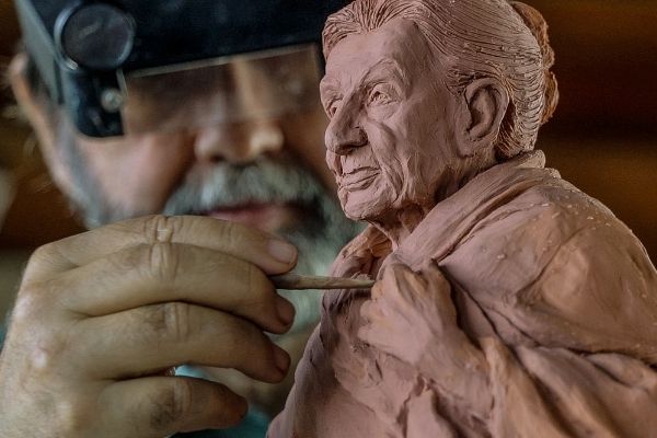 Exposição retrata compositores brasileiros em caricaturas e esculturas