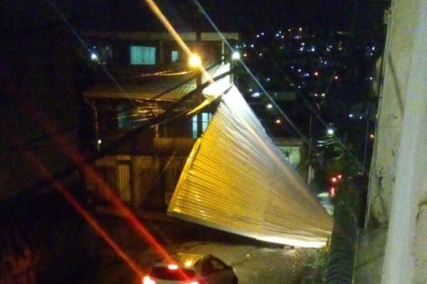 Telhado de zinco vai parar em via pública no Novo Riacho