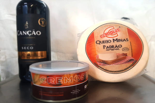 Comercial Araújo sorteia vinho, queijo e doce 
