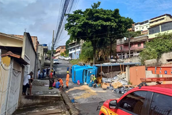 Caminhão bate em muro e tomba ao tenta subir ladeira, em Contagem