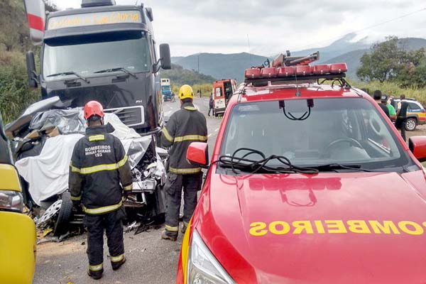 Três pessoas morrem em grave acidente na BR-381