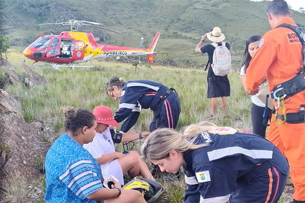 Quatro pessoas são resgatadas após se perderem em trilha