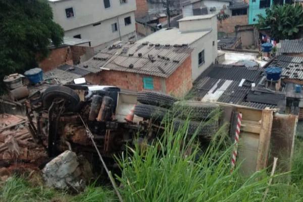 Caminhão tomba na BR-040 e por pouco não atinge casas em Contagem
