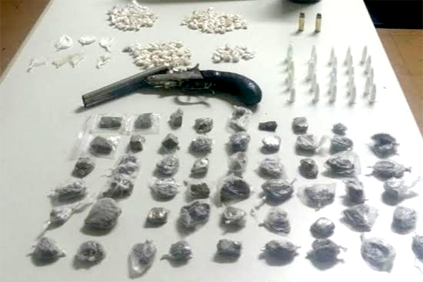 Suspeitos invadem lote e fogem deixando arma e drogas para trás