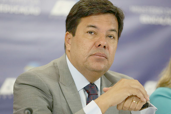 Ministro diz que MEC vai acelerar análise de projetos para Janaúba