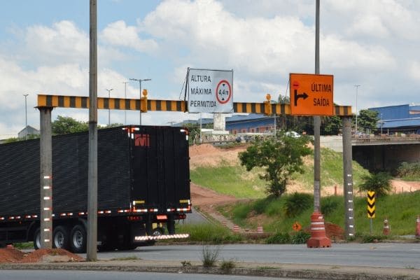 Limite de altura sob viaduto do Beatriz passa a ser de 4,40 m