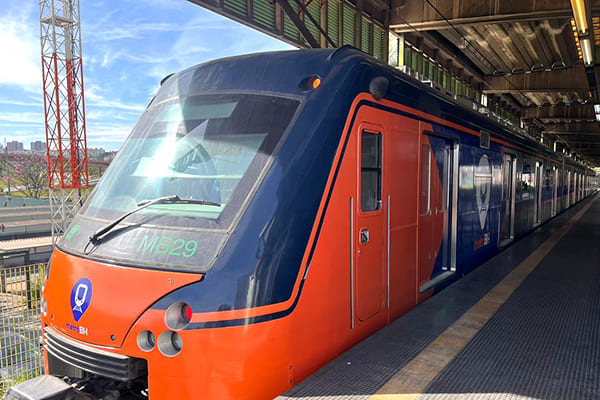 Metrô BH é atingido por raio e funciona com restrições