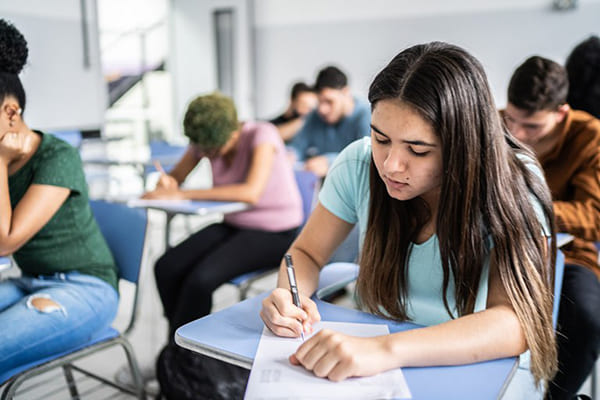 Lei prevê bolsa de permanência para alunos do ensino médio
