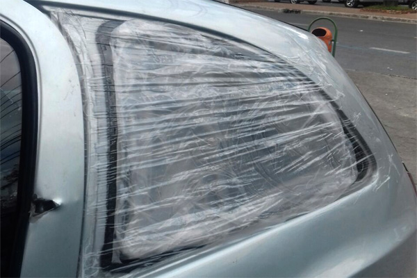 Bala perdida acerta veículo estacionado em Contagem