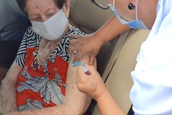 Idosos a partir de 79 anos começam a ser vacinados em Contagem