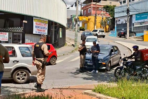 Sem freio e sem capacete, ciclista fica ferido após colisão em Contagem