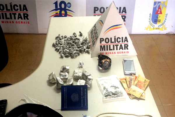 Homens são presos com arma e drogas em bairros de Contagem