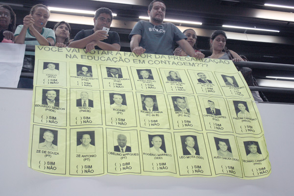 Servidores da Educação protestam contra votação de PL 