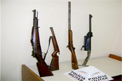 Polícia apreende diversas armas, dentre elas, um fuzil