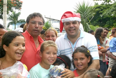 Papai Noel chega de helicóptero e faz a alegria da garotada.