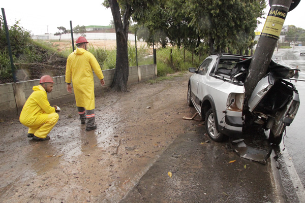Carro abraça um poste na avenida João César