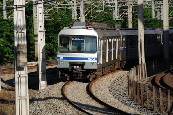 Metrô volta a funcionar sem interrupções