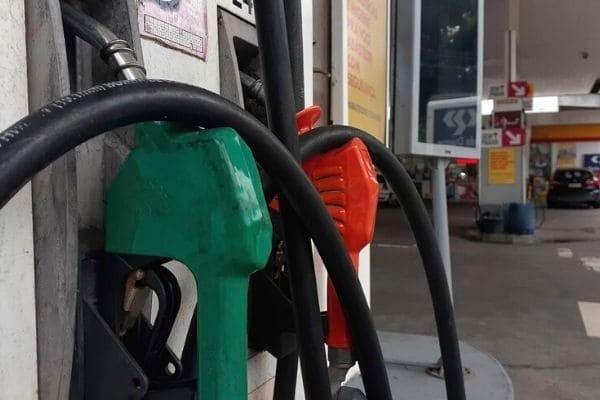 Litro da gasolina sobe R$ 0,15 nas refinarias da Petrobras