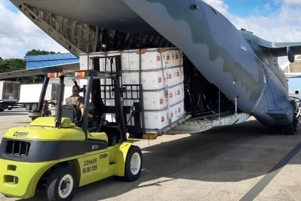 Vacinação contra a Covid-19 começa ainda nesta segunda-feira nos Estados