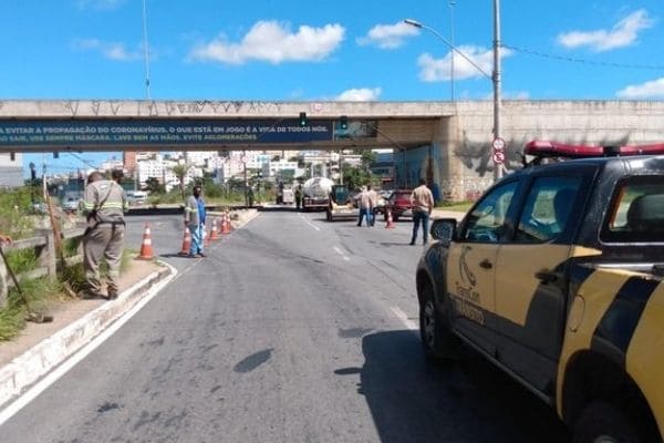 Obras de recapeamento deixam o trânsito lento no bairro Cabral