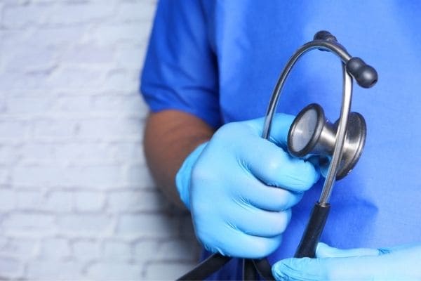 Fhemig abre chamamento emergencial para médicos e técnicos de enfermagem