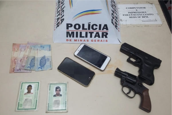 Dois carros roubados são recuperados em Contagem