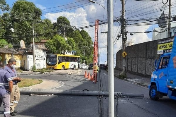 Caminhão bate e derruba poste no Novo Riacho