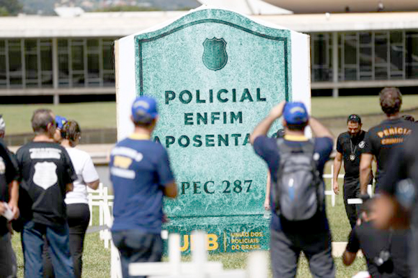 Pelo menos 6 policiais estão detidos após protesto no Congresso, diz deputado